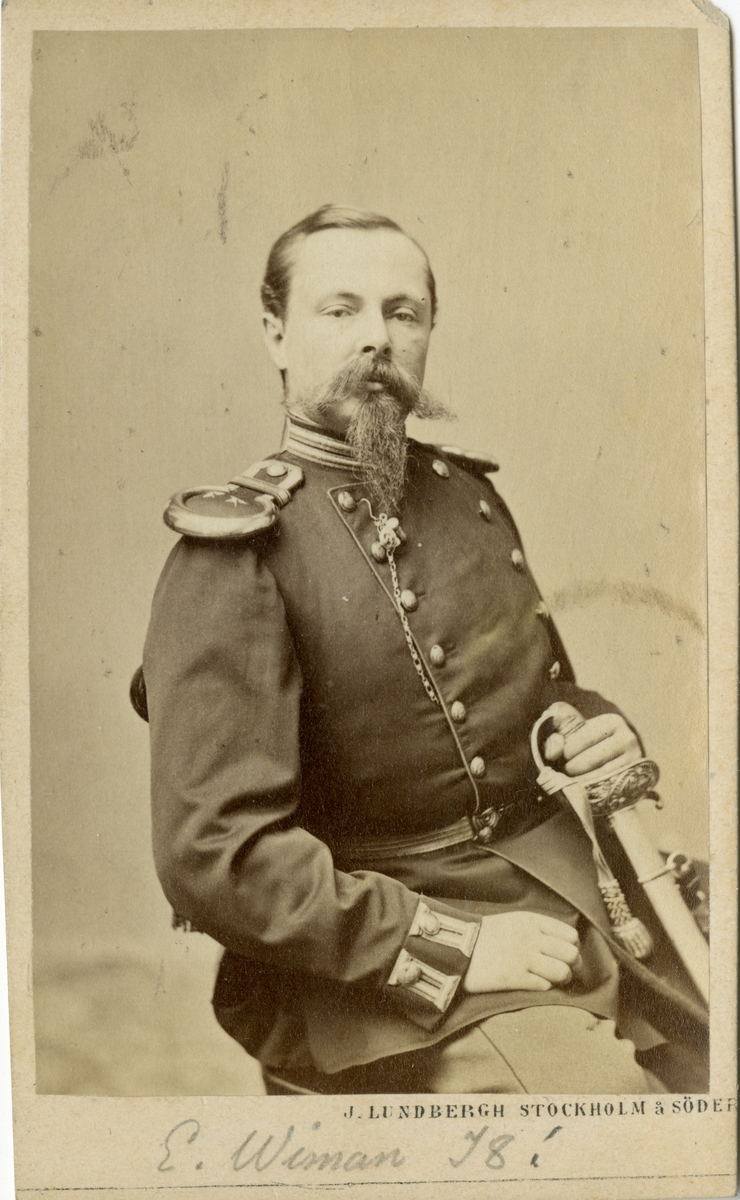 Porträtt av Johan Gustaf Ernst Wiman, major vid Upplands regemente I 8.
Se även AMA.0013891.