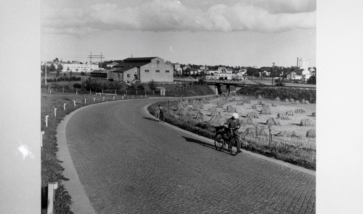 "Göteborgsvägen" (numera rondellen vid Danska vägen). Från utställningen "Falköping i bild" 1952.