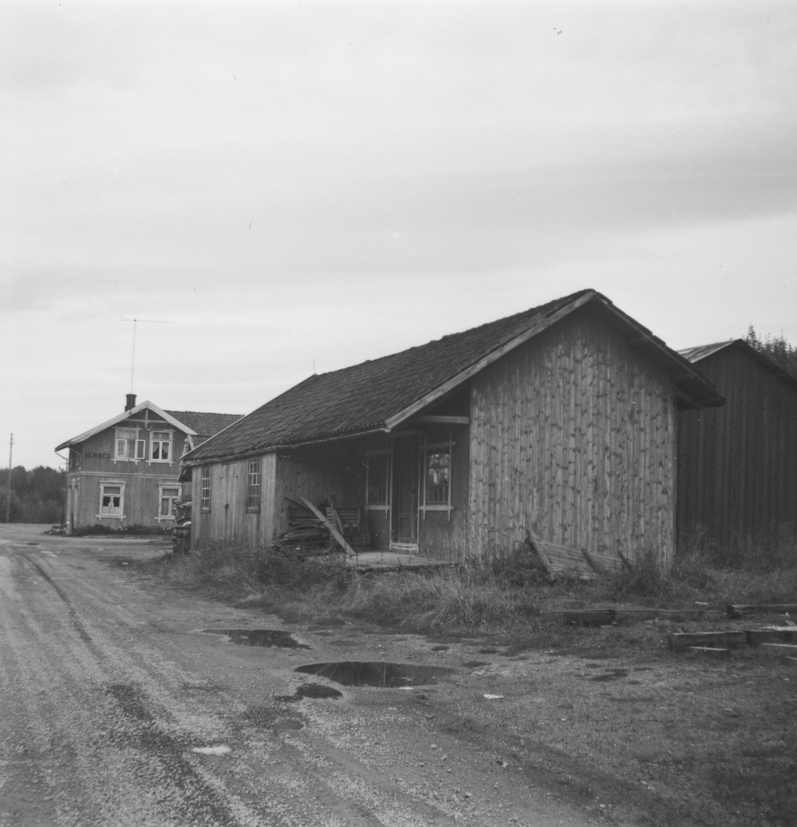 Godshus og stasjonsbygning på Hemnes stasjon på den nedlagte Aurskog-Hølandsbanen.