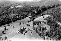 Flyfoto av gården Bergsjø i Svinndal, Våler 25. juli 1955. I
