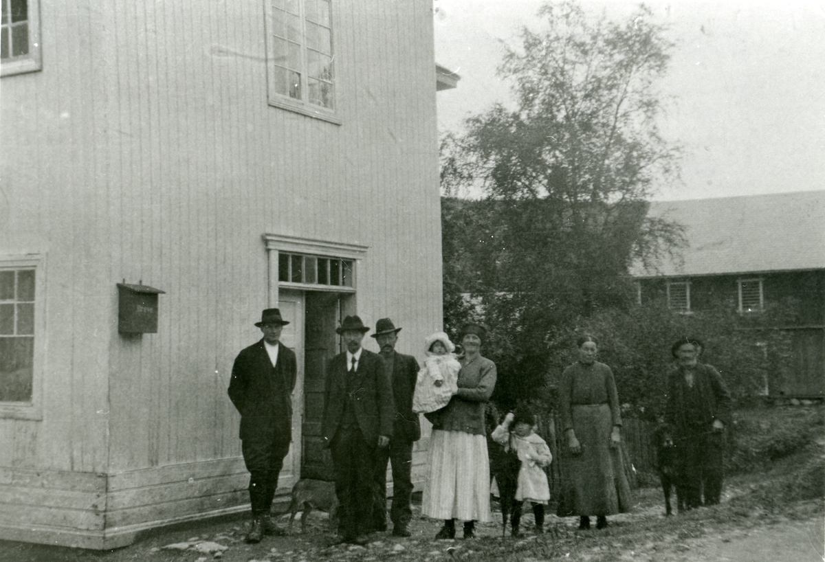 Herman Bøen med familie. Bildet er tatt den dagen dei reiste frå Reinli i 1920.
