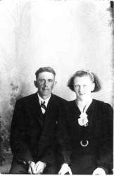 Brudeparet Jon Haugen (f. 1916) og Tora Mathilde Haugen (f. 