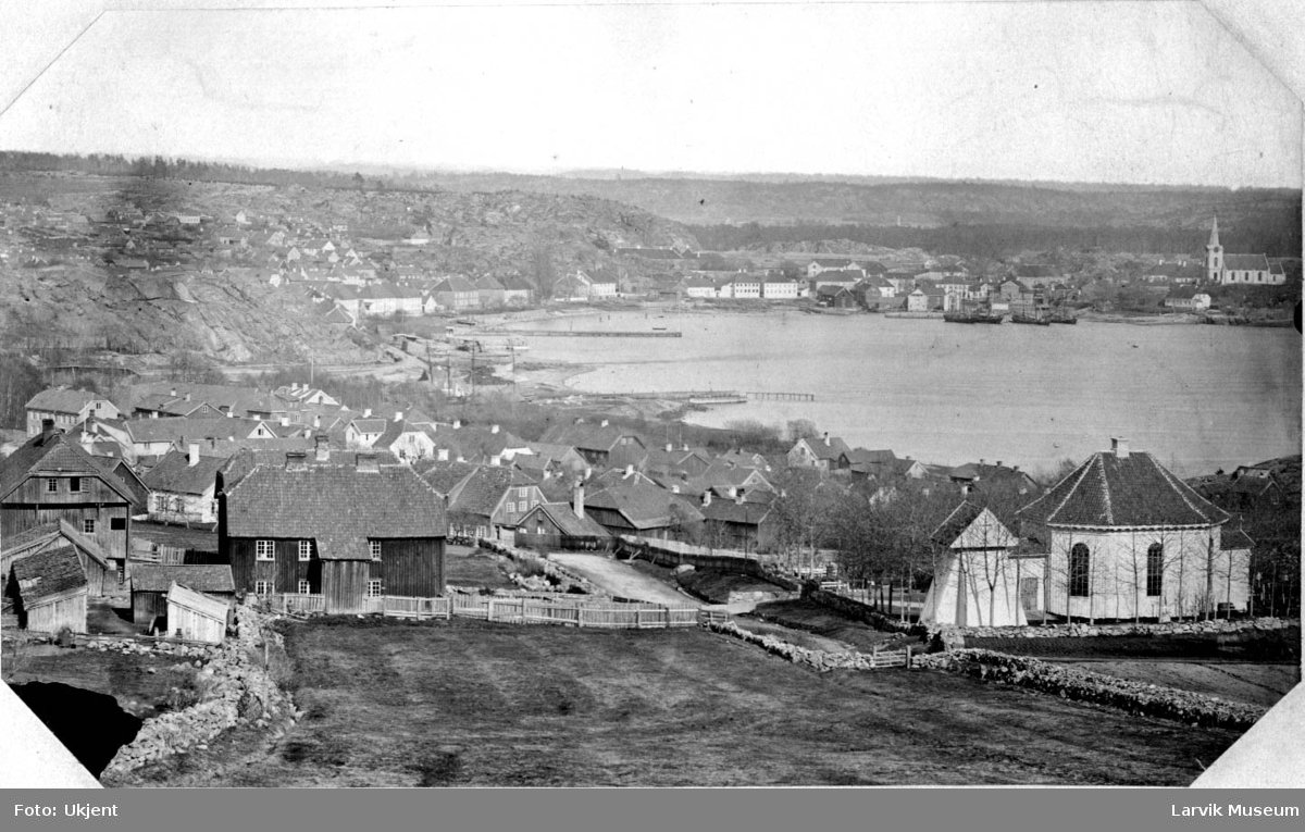 Langestrand, Larviksfjorden, Langestrand kirke, Tollerodden med Larvik kirke i bakgrunnen.