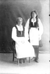 Frå v.: Else Prestgard (f. 1906 g. Stener) og Magnhild Prest