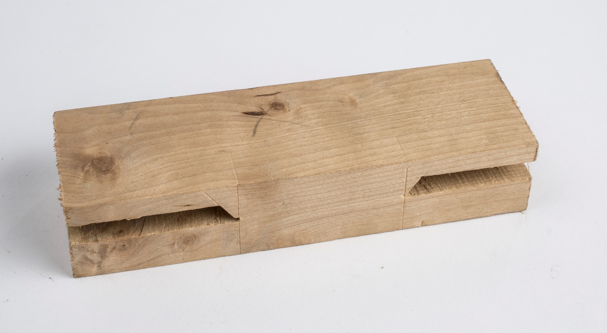 Pose med trestykker av ulik lengde og form funnet sammen med
de øvrige redskapene brukt til trearbeid.