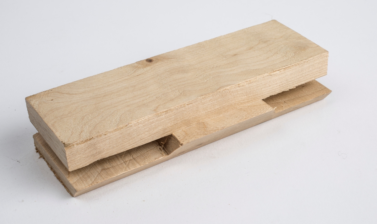 Pose med trestykker av ulik lengde og form funnet sammen med
de øvrige redskapene brukt til trearbeid.