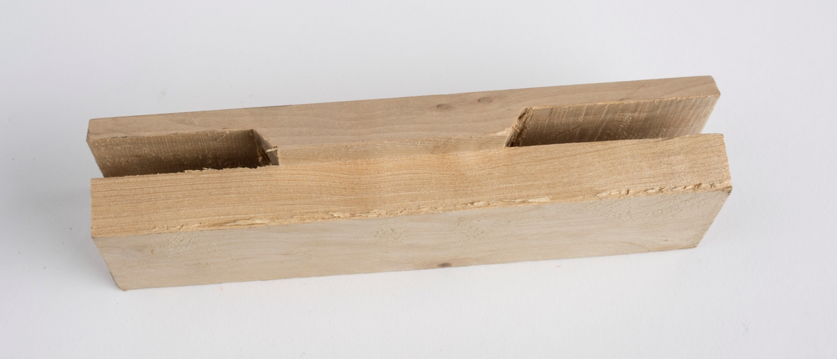 Pose med trestykker av ulik lengde og form funnet sammen med
de øvrige redskapene brukt til trearbeid.