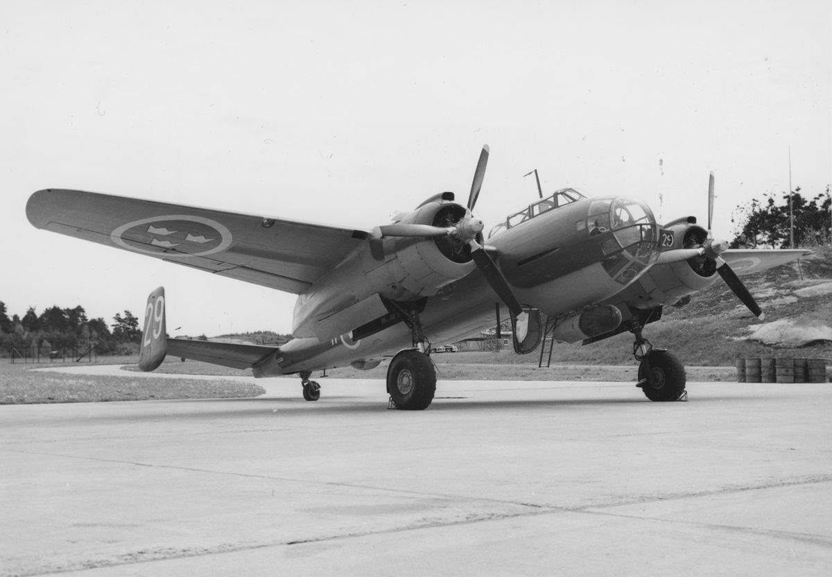 Flygplan S 18 märkt nummer 29 tillhörande F 11 Skavsta står på ett flygfält.