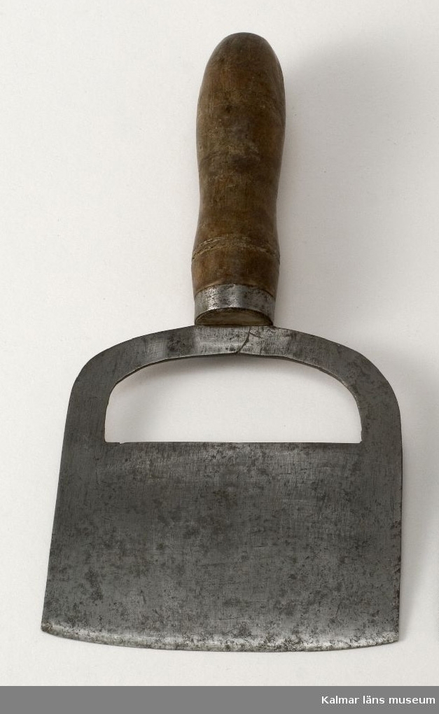 KLM 16056. Hackkniv, av järn, med svarvat trähandtag. Tillverkarstämpel, Elghult A Carlson, 1/12 1888. Bildar par med KLM 16055.