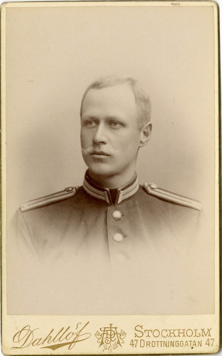 Porträtt av Werner Zetterberg, löjtnant vid Bohusläns regemente I 17.

Se även bild AMA.0002138.