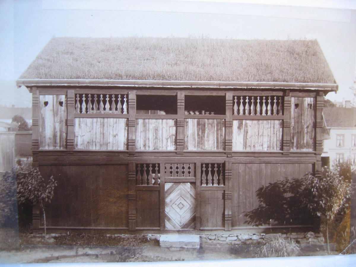 Laftet bygning i to etasjer. Svalgang i begge etasjer på inngangssiden, inntrukket svalgang på nordøstre fasade, der svalgangen ender i en utstikkende "hemmelighet", en utedo. Lukket svalgang i første etasje, delvis åpen svalgang i andre etasje. I svalgangen trapp til andre etasje. Fra svalgangen i første etasje dør inn til stua. Fra stua er det dør inn til et lite kjøkken i nordre hjørne og et kammers i østre hjørne.Stua har malte paneler med bilder med allegoriske motiver, som framstiller sanser og årstider, malt etter trykte forlegg. Disse er malt av Peder Ådnes, og kommer opprinnelig fra Bjellum i Jevnaker. I kammerset er det satt opp to paneler som er framstillinger av gardstunet på Bjellum.