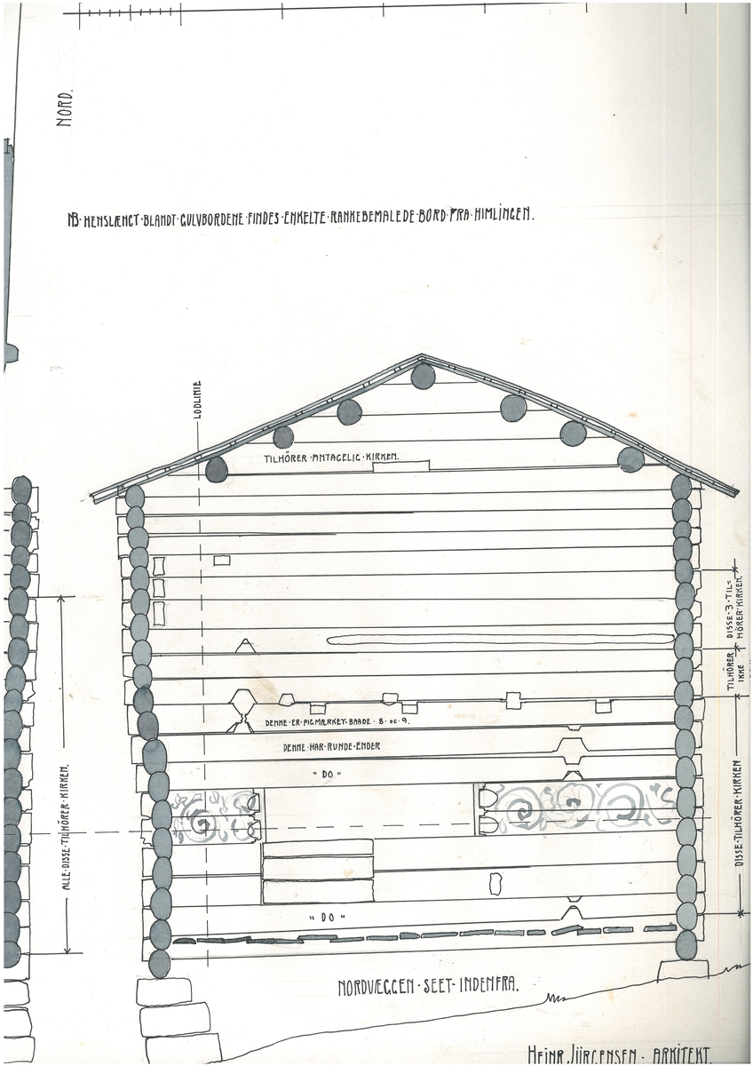 Laftet bygning i en etasje, tilbygget et tårn i hjørnet og sammenbygget med H 14, Isumstua. Kapellet har to rom, der det østre rommet har malt akantusdekor på vegger og i tak. Åpent inn til skipet, der gulvet ligger lavere enn i koret. I skipet er det kirkebenk langs nordveggen og et stort pulpitur mot vest. Klokketårnet har inngang fra mellombygget mellom kapellet og stua, og er formet som en klokkestøpul, med støpulen i Vågå som forbilde. Tekket med takspon. Ved gjenreisningen sagede spon, senere kløyvde spon.
