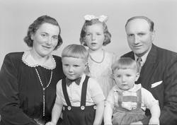 Ingebrigt Bones med kona Margit og barna Inger-Synnøve, Pede