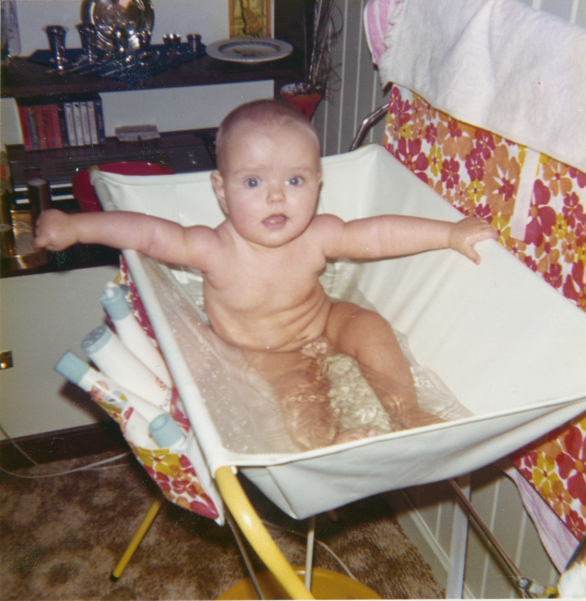 Baby, Hanne i stellebord med badekar i gummi/plast.