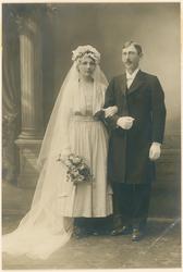 Brudepar helfigur. Trygve Kjærstad og Kari Braate.