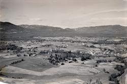 Flyfoto av Bø med Lifjell i bakgrunn