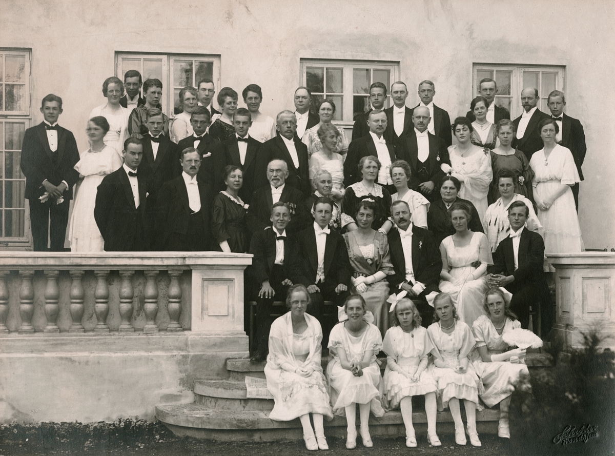 Gruppebilde av Bachke familien nest bakerste rekke som nr tre fra høyre står Victoria Bachke med Christian Anker Bachke.