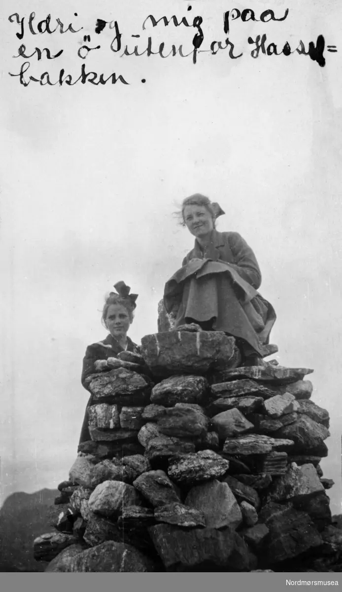 "Kari og mig paa en ö utenfor Hasselbakken."  Fra et fotoalbum tilhørende Ellinor Williams-Phakdikun (1905-1963). Fra Nordmøre museums fotosamlinger.