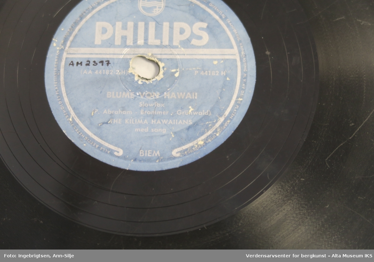 Førti grammofonplater 78', i plateomslag av papir.