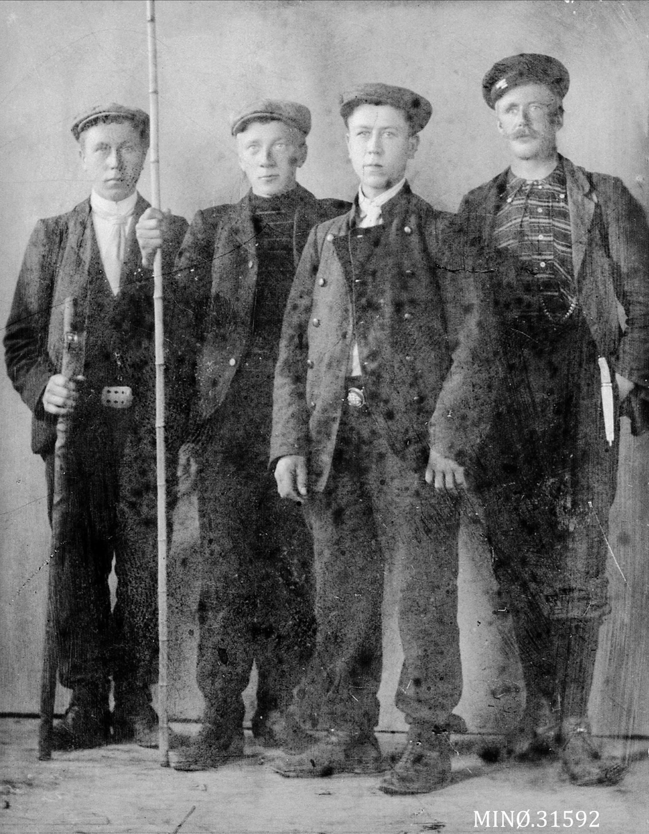 Fire karer på fjelltur sommerem 1909.
