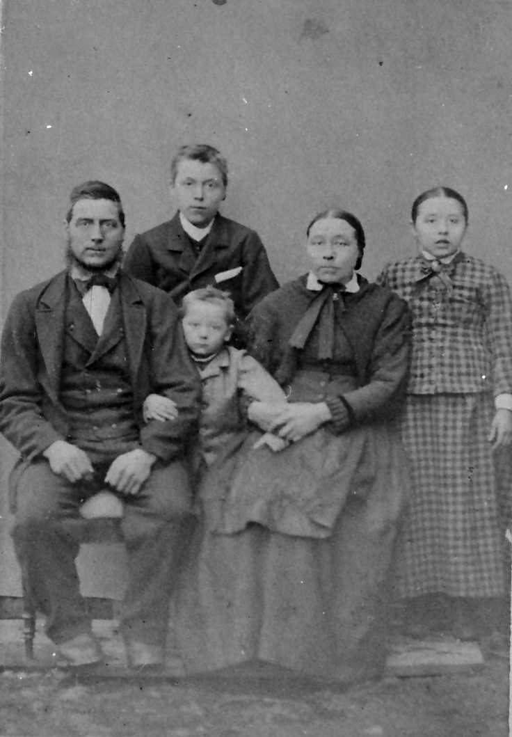 Portrett av kjernefamilie med tre barn