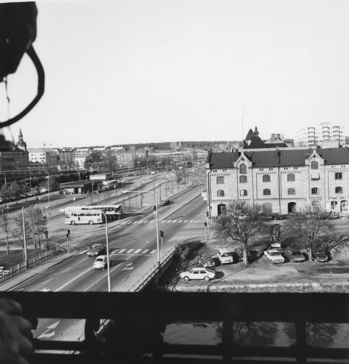 Vy mot Hamntorget. T. h. magasinbyggnader på Alderholmen.
Bilden tagen från Dalapalatset.
