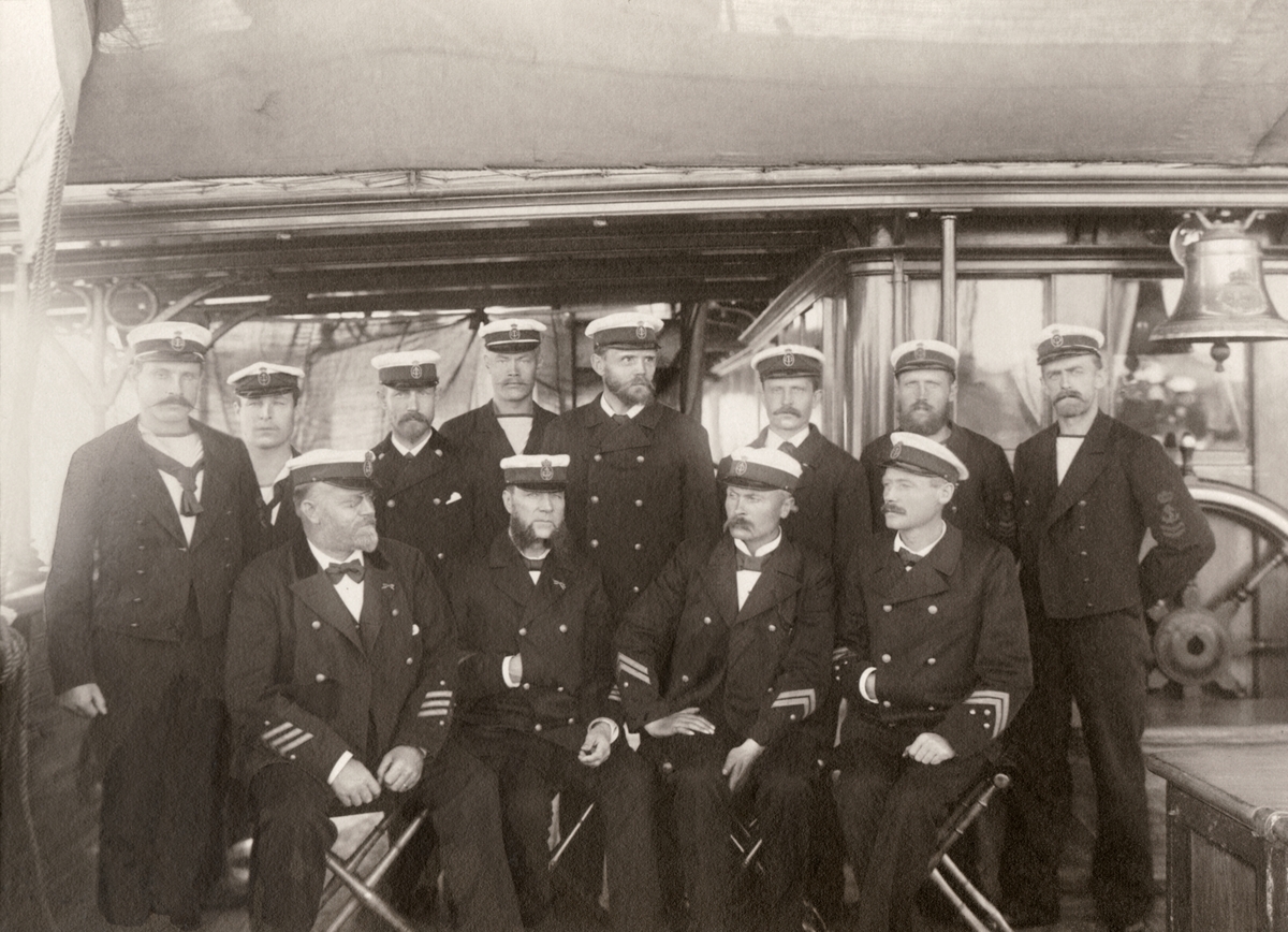 Medlemmar av besättningen på kungajakten DROTT (ex RAN) sommaren 1896.