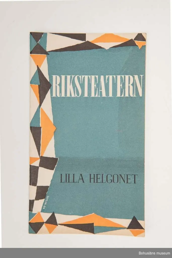 Tryckt teaterprogram, programblad för Riksteaterns föreställning "Lilla Helgonet". Trefärgat omslag och inlaga 24 sidor sv/v med presentation av föreställningen och den aktuella uppsättningen med dess medverkande, med fotografier. Annonser. Tillverkare: TABS-tryck i Jönköping.