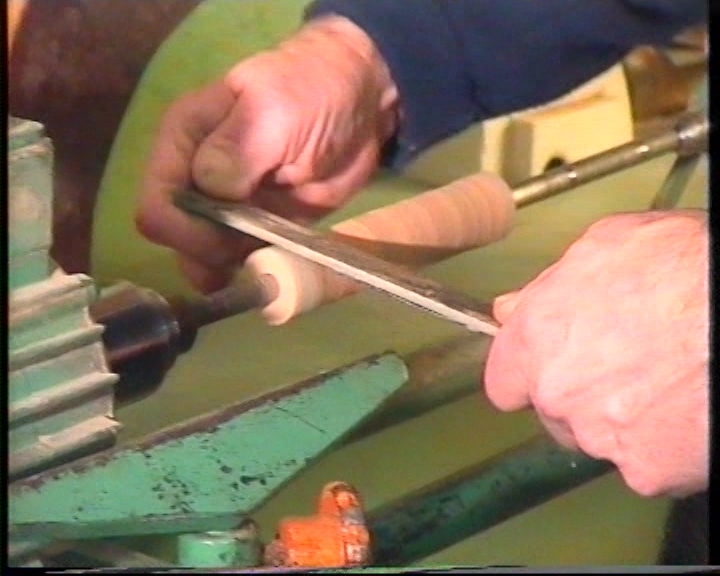 Garmann Holen lagar fiskestong. 
13.03.2000: Handtak, holkar
15.03.2000: Laging av bøylar. Surring, lukking.
Lengde: 00.00-35.07.