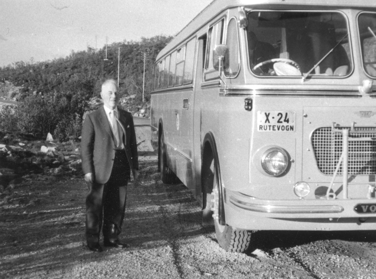 Mads Nygaard ved HORBs buss X-24.