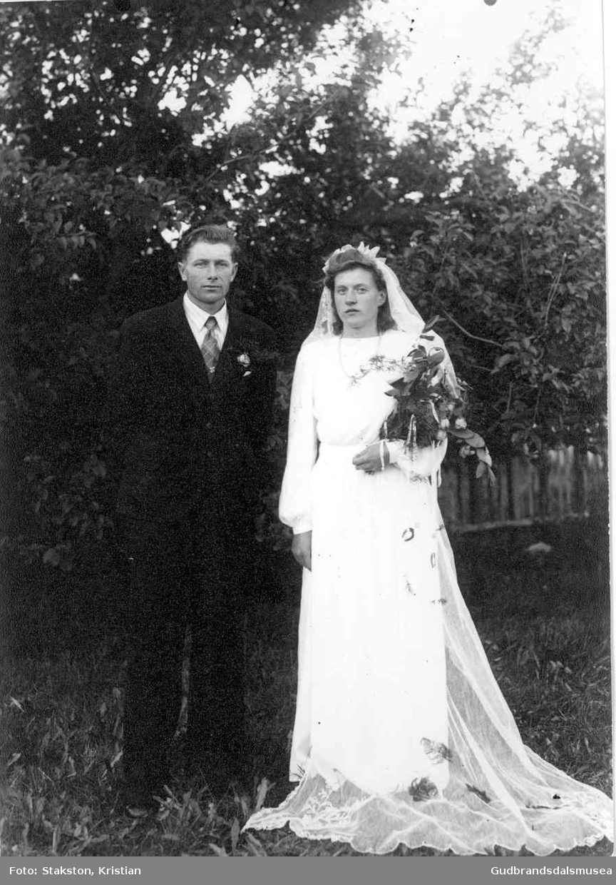 Brudeparet Gudmund Øyberg (f. 1918) og Sofie Øyberg (f. Åmodt 1924)