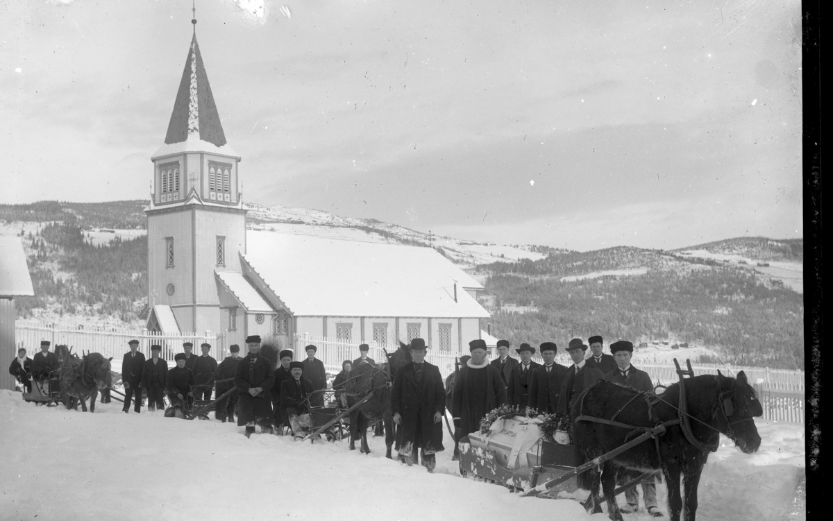 Gravferd ved Gol kyrkje. Presten er Peder Holtermann Rynning, prest i Gol 1900-1910.
