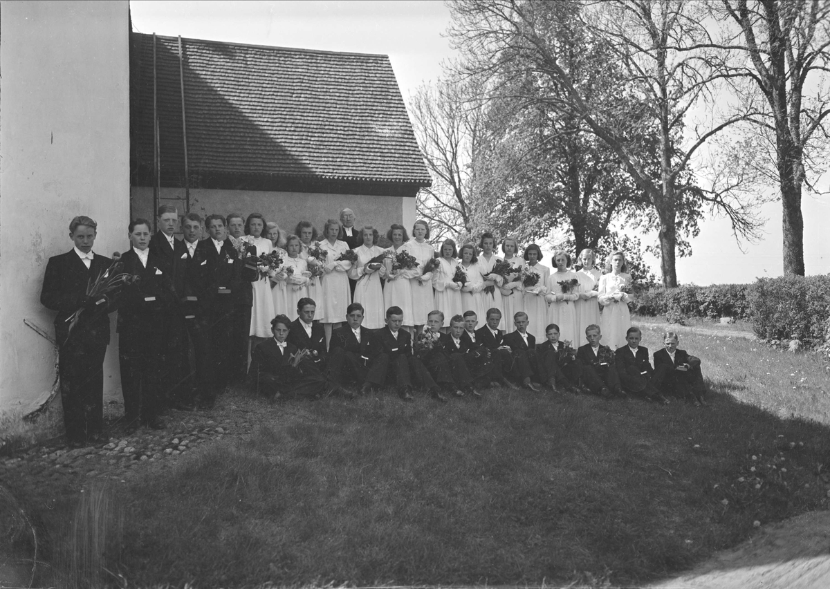 Konfirmander och präst utanför Almunge kyrka, Uppland