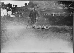 Jeger med gevær og skutt hjort, Melandsjø, Hitra