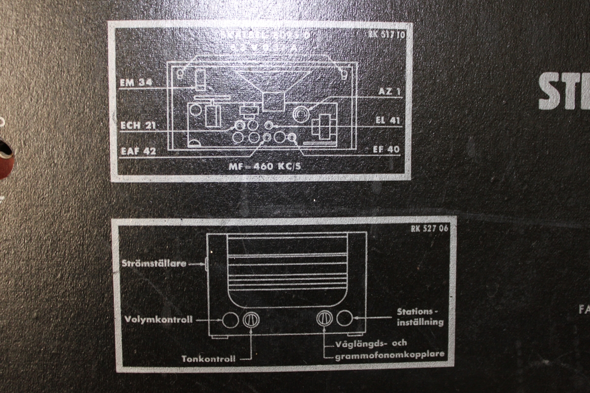 Radio i trä av modell Concerton Typ V551. Tillverkare Stern & Stern. På baksidan finns instruktioner över alla knapparna. På insidan sitter en klisterlapp med numret 370383, 370383 på, troligtvis serienummer.