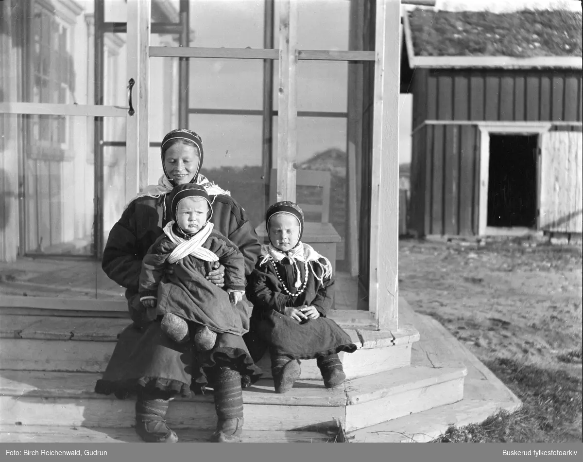 Samisk mor med 2 barn på trappen til prestegården i Karasjok.