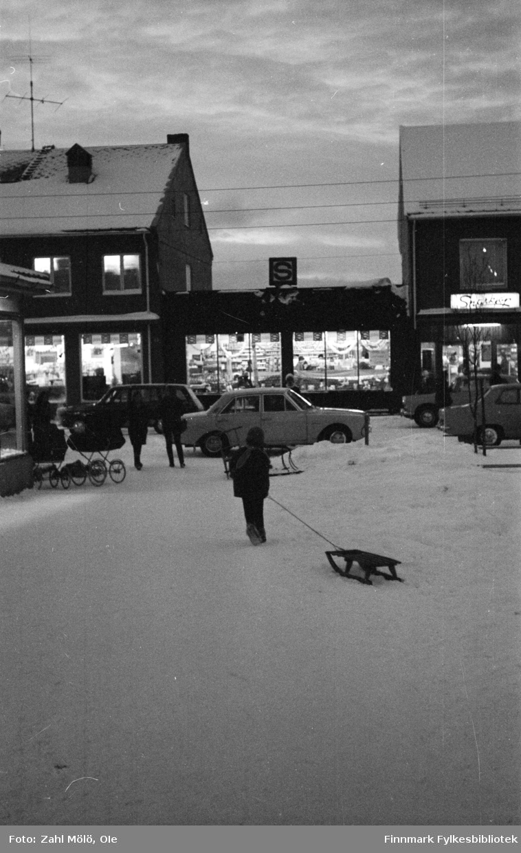 Vadsø, desember 1967. Julehandel i Vadsø. Med kjelke ved julegrana.