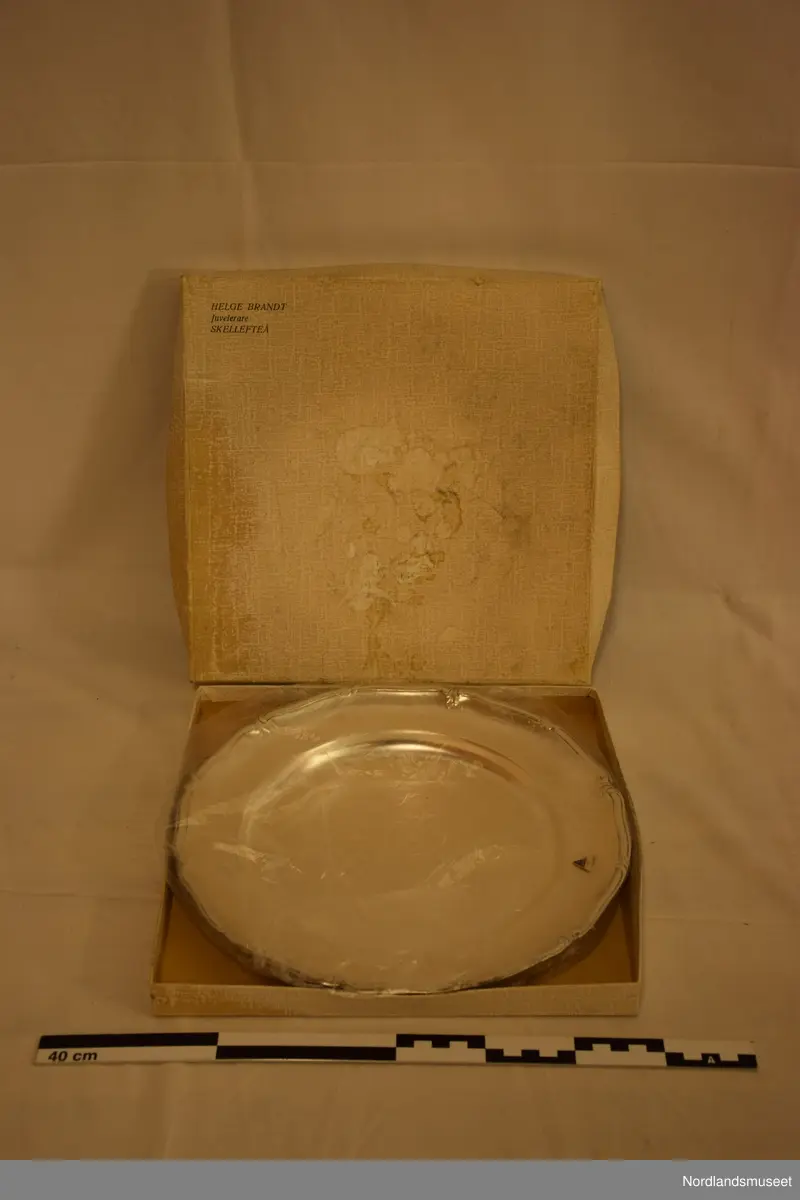 Ni sølv pokaler, en stor grønn banne, to blå liten trekantet flagge, to  runde keramik og diverse tekster om klubben.