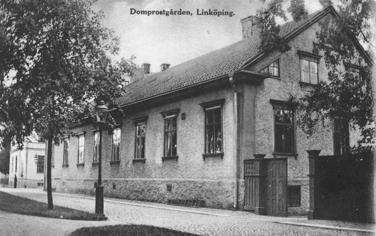 Domprostgården, Linköping.
Domprostgården blev domprostgård i slutet av 1800-talet och äganderätten skulle överföras från staden till församlingen, detta fullföljdes inte förrän i april 1952. Landskamreraren J O Hertzman uppförde byggnaden i början av 1800-talet. Gården har ägts av olika tjänstemän, mellan 1863-1890 tillhörde gården familjen Lagerfelt på Gismestad. Först 1897 blev den domprostgård och var boställe för stiftets domprostar fram till 1992. Domprostgården flyttades 1953 något tiotal meter mot norr för att möjlliggöra Storgatans breddning.