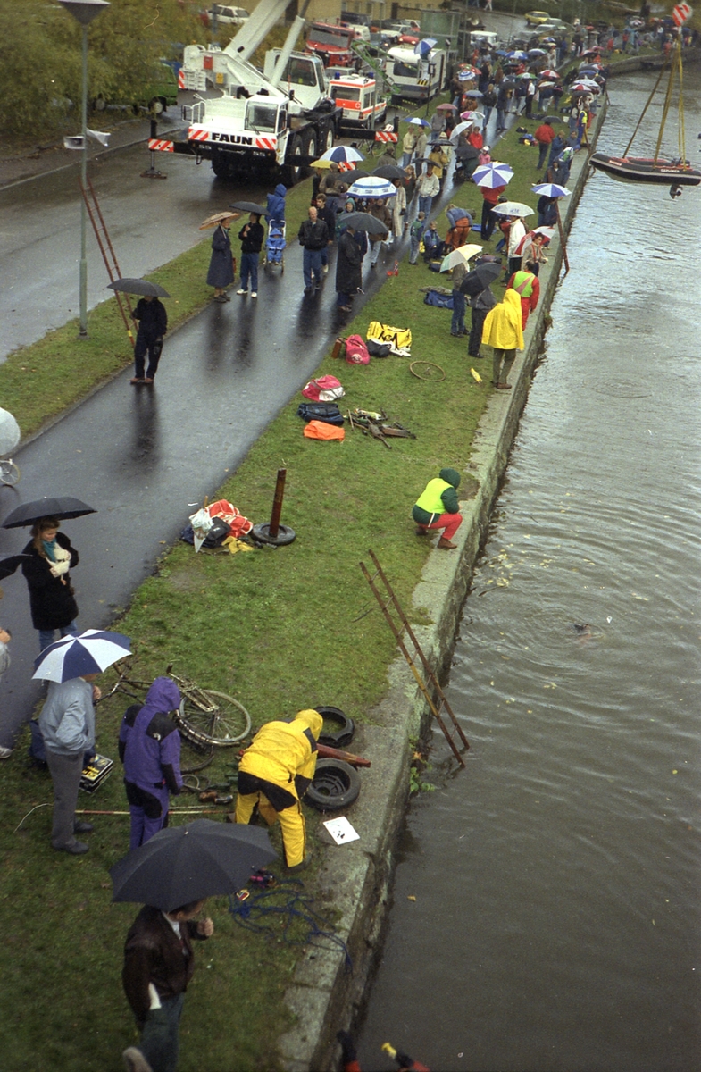 Orig. text: Dykartävling i Stångån. 1989-10-14

Tävlingen äger rum kring Drottningbron både i nordlig och sydlig riktning, samt på bägge sidor av ån.