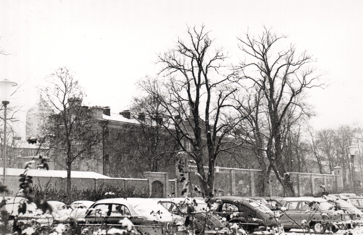 Vy med Gröngatan mellan parkeringen och fängelset.
När fängelset stod klart 1846 sågs det som en del av en ny och liberal fångvård. Det nya fängelsesystemet, med celler istället för logement, kallades Philadelphiasystemet. 
Fängelset var i bruk mellan åren 1846 och 1946 och togs sedan åter i bruk 1957. År 1966 lades det ned och byggnaden revs 1969. Idag (2000) ligger parkeringsplatsen Akilles på den gamla fängelsetomten.