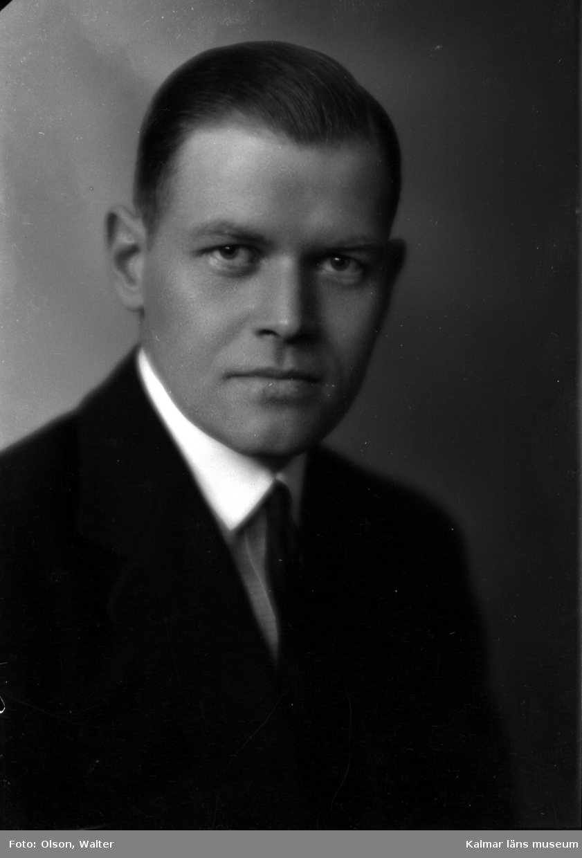 Ateljébild på en man i kavaj. Enligt Walter Olsons journal är bilden beställd av herr Gunnar Holmström.