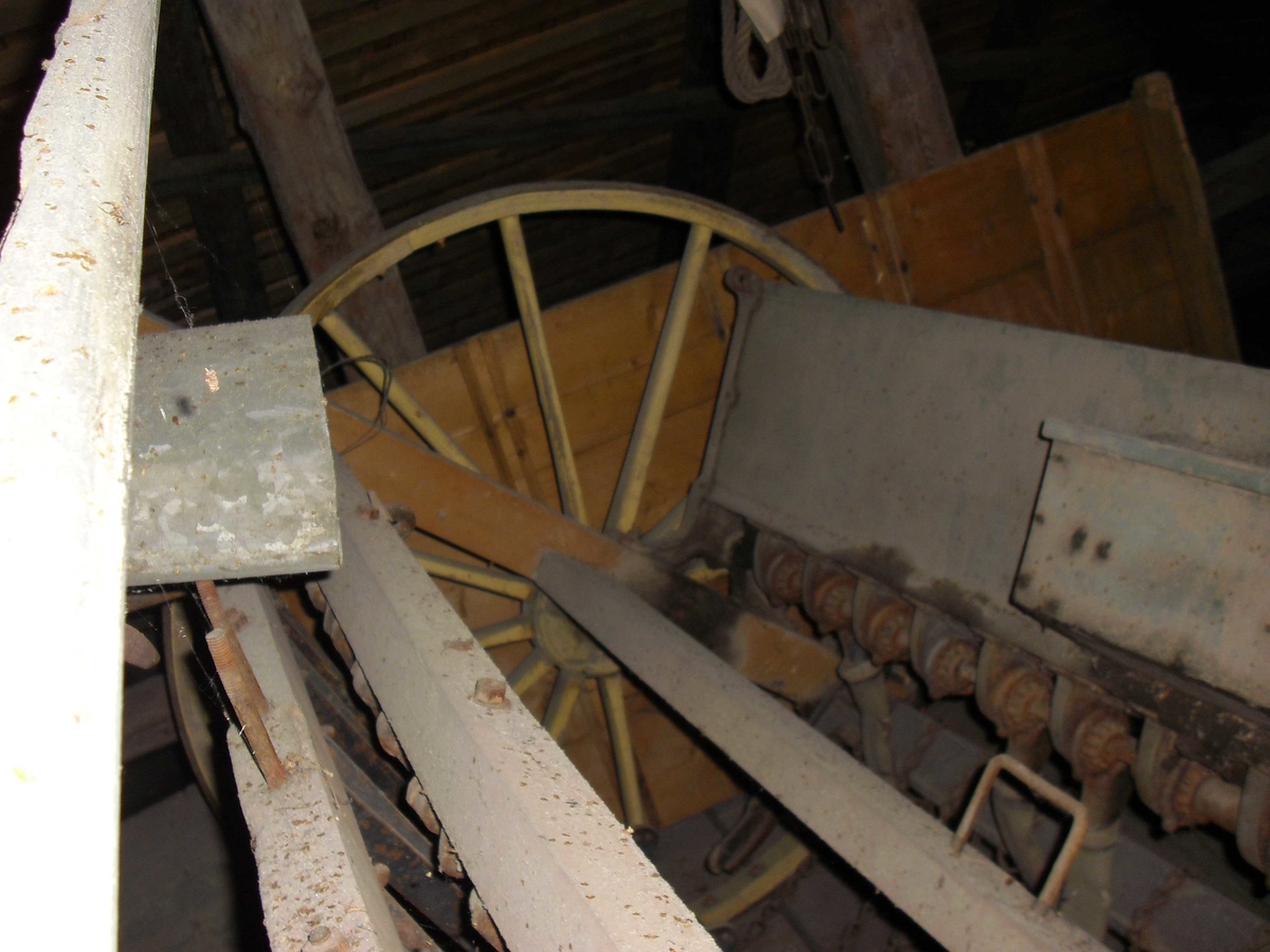 12 sålabber, såkasse av tre, trehjul. 