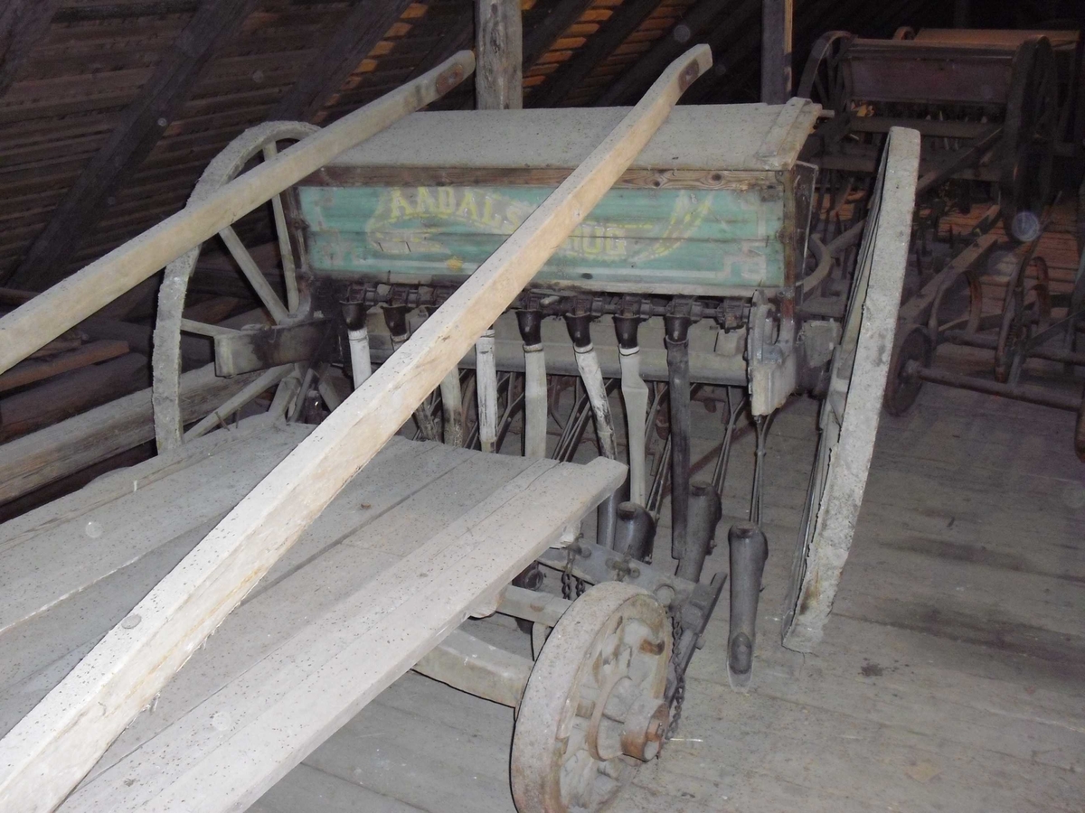 9 sålabber. Såkasse av tre med jernbeslag. Trehjul. 