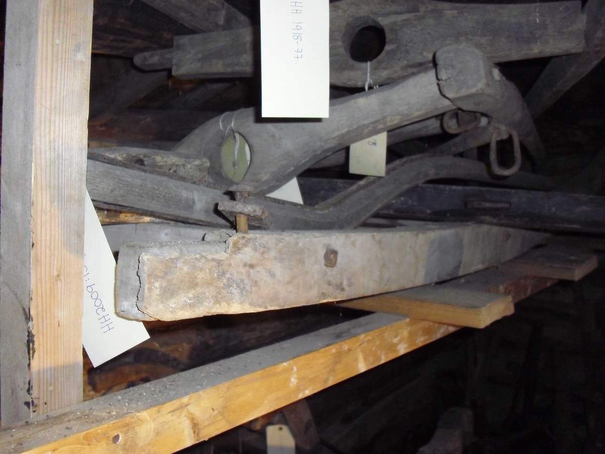 Mye rust, skade i tre. 