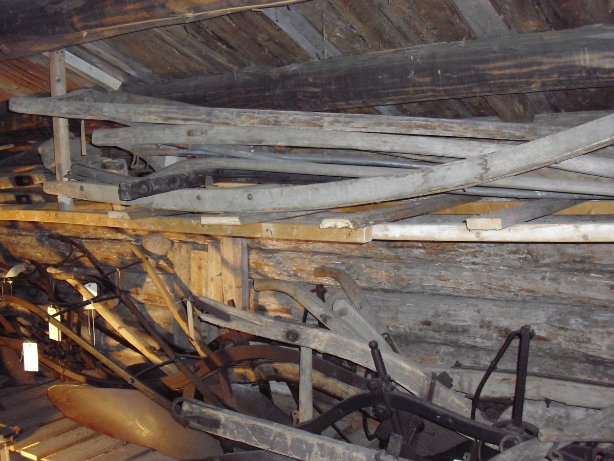 Mye rust, skade i tre. 