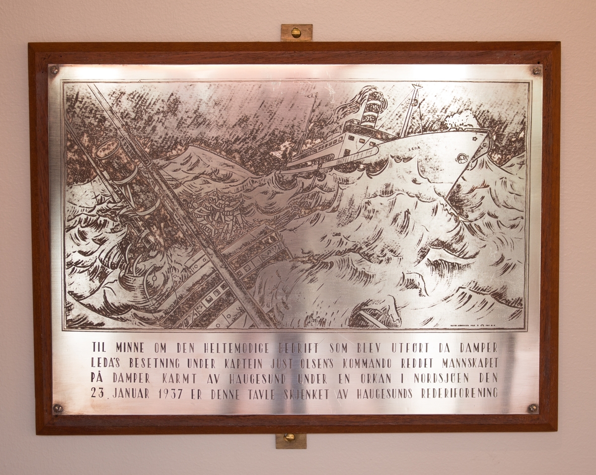 Plakett med motiv av LEDA og KARMT i Nordsjøen samt tekst inngravert.