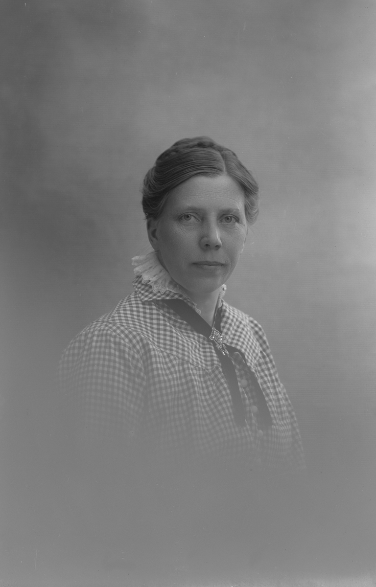 Porträtt från fotografen Maria Teschs ateljé i Linköping. 1910-tal. Beställare: Elin Anderstam. Övr. uppg.: "Gistad"