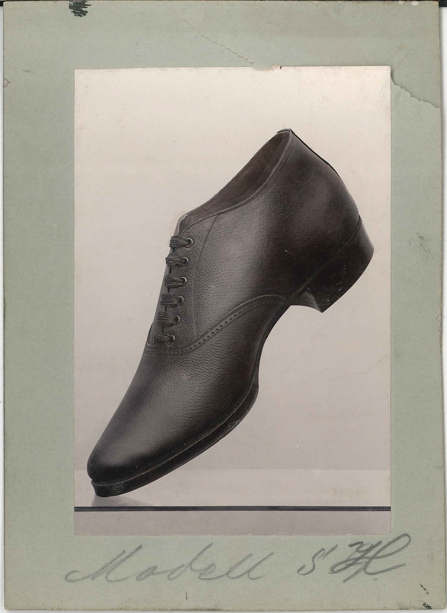 Fotografi av ett skodon. Sko med snörning. 

Använd som reklam på A F Carlssons skofabrik.

Ingår i en samling med 123 stycken kort i kartong.