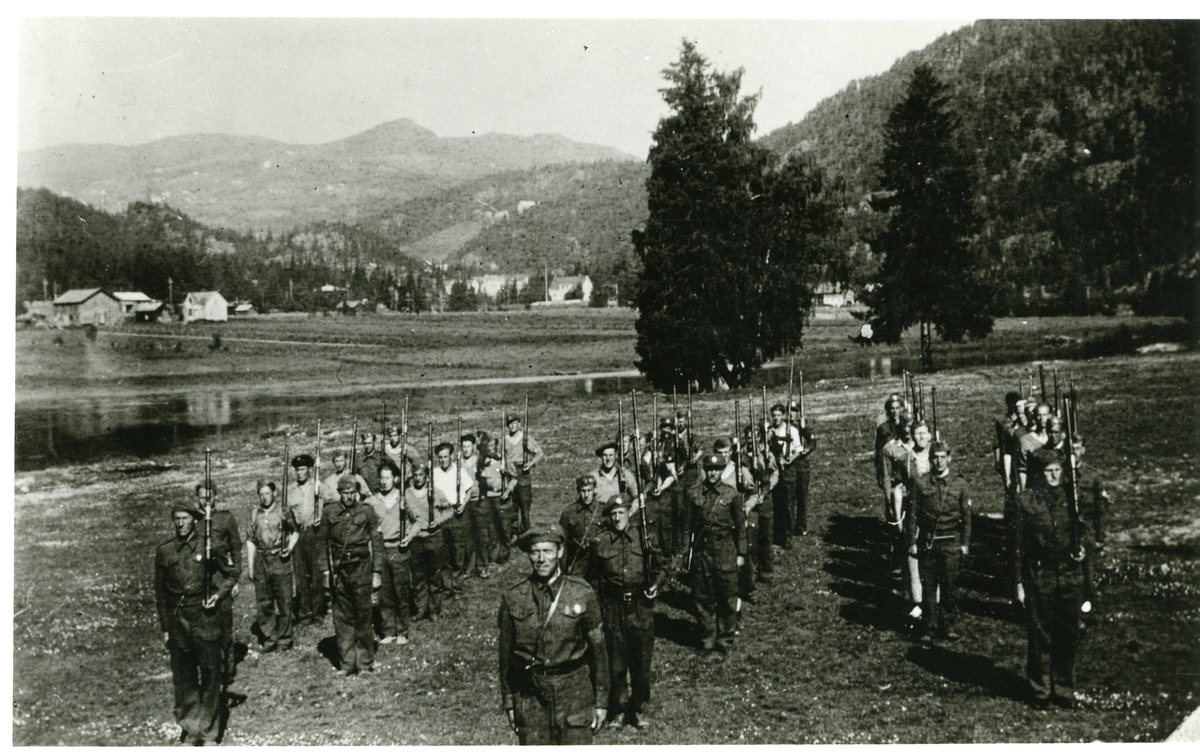 Heimefronstyrkar samla på Vangen i Bagn, 1945.